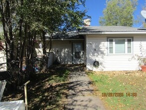 Building Photo - Spacious unit!