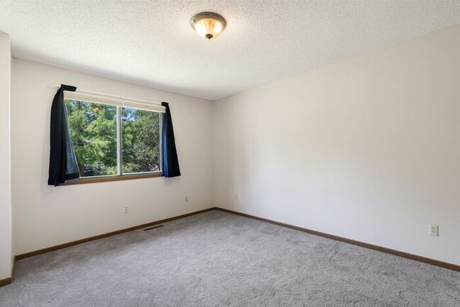 Building Photo - $1,250 | 2 Bedroom, 1.5 Bathroom Duplex | ...