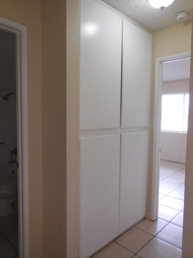 Building Photo - 839 Gaviota Ave