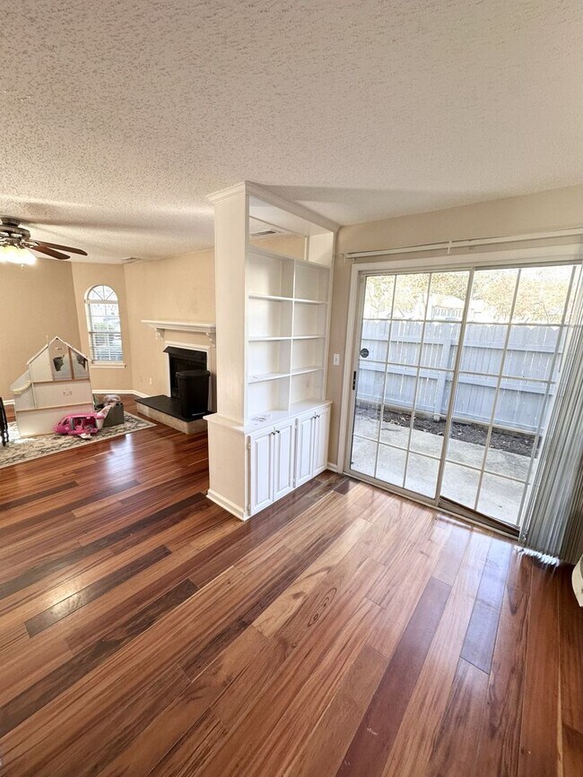 Building Photo - Updated Condo Near Shore Drive