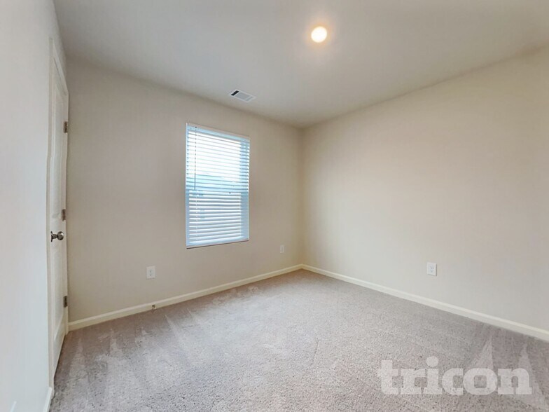Building Photo - 527 Dayspring Dr