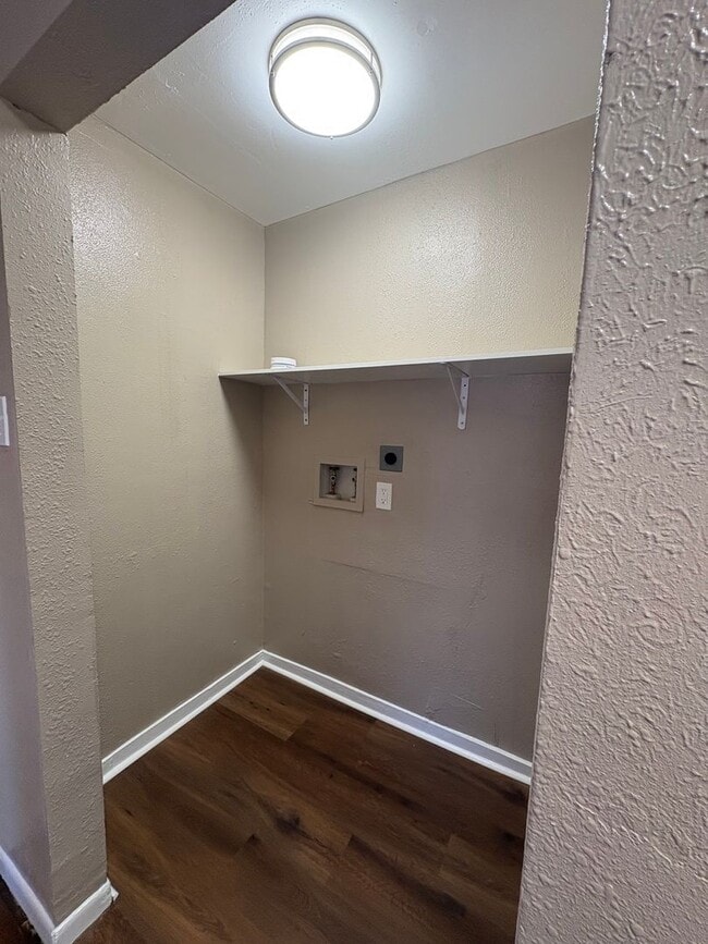 Building Photo - Amazing 2 bedroom/1 bath house with laundry room!