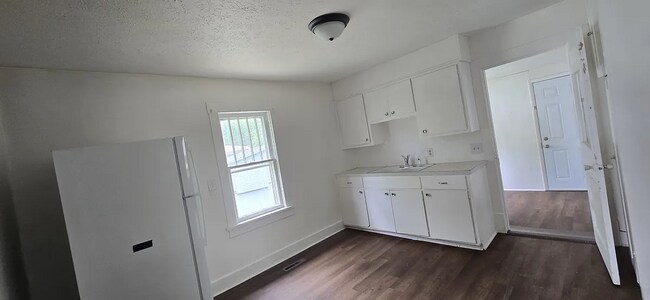 Building Photo - 2062 N Albertha Ave
