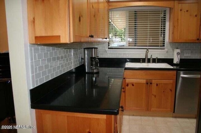 Building Photo - 1841 Twelve Oaks Ln E