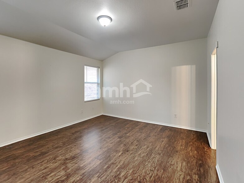 Building Photo - 742 Mission Ln