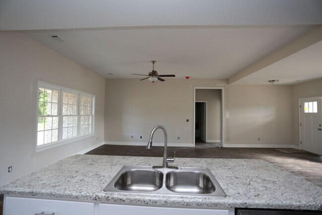 Building Photo - 3 Bedroom Brick House in SEB School District Available NOW