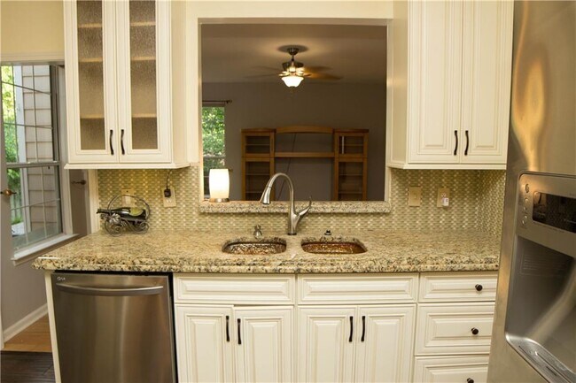 Building Photo - 5025 Baywood Dr