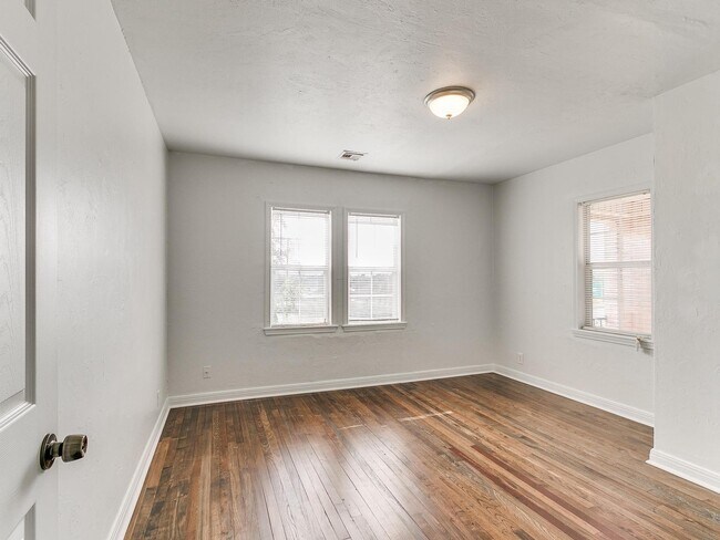 Building Photo - 1501 NE Grand Blvd