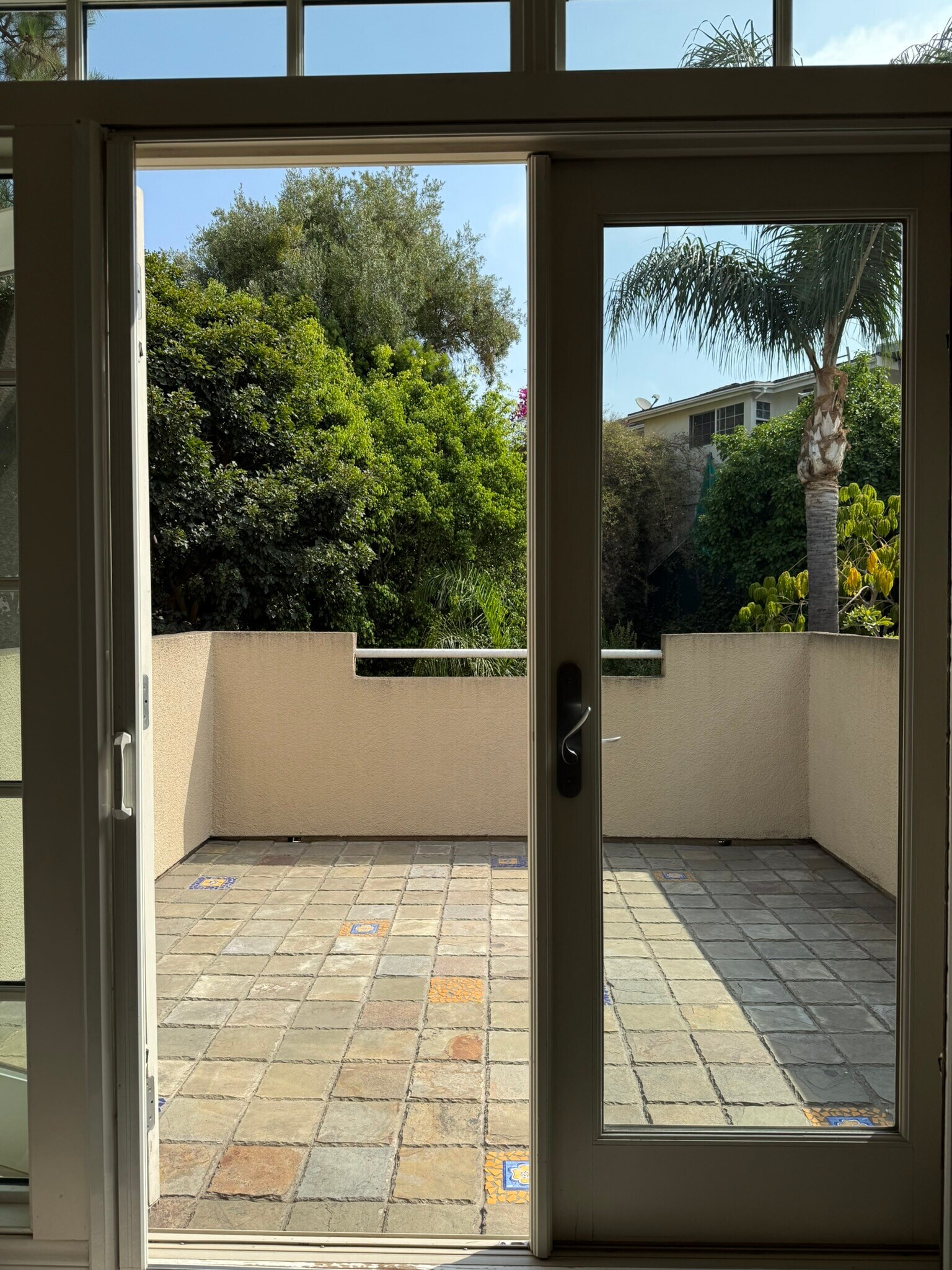 Building Photo - 2222 N Beachwood Dr