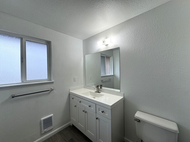 Building Photo - Completely Remodeled Three Bedroom in North Tacoma