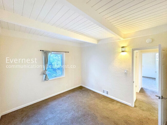 Building Photo - 537 Madison St