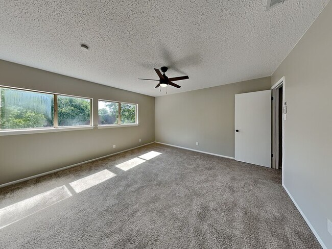 Building Photo - 8011 Manderly Pl