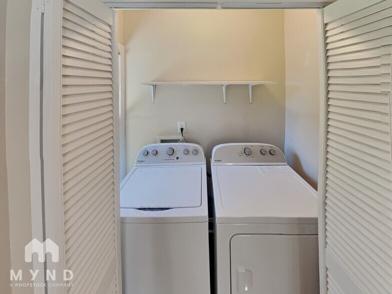 Building Photo - 2632 Shamrock Dr