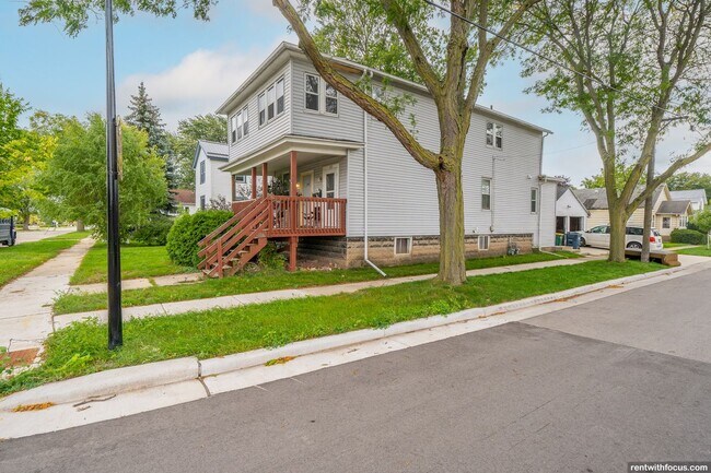 Building Photo - 210 Doty St