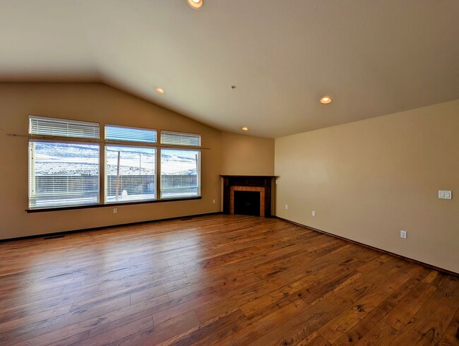 Building Photo - Residential Bliss: 3-Bedroom, 2-Bath w/ Ev...