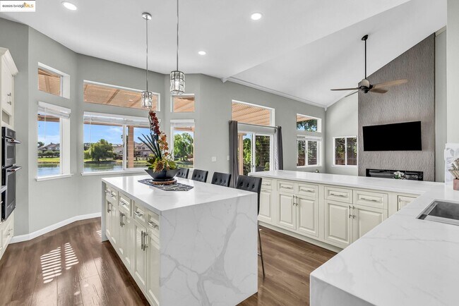 Building Photo - 2435 Pinehurst Ct