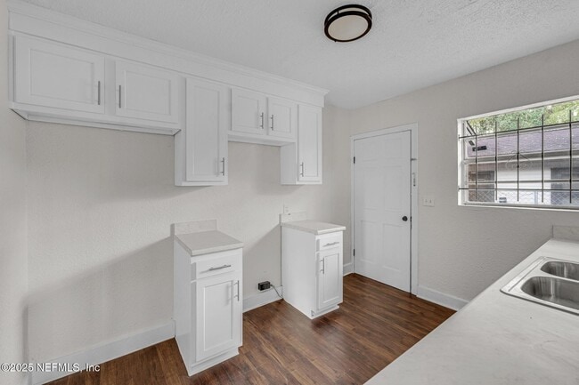 Building Photo - 2013 W 6th St