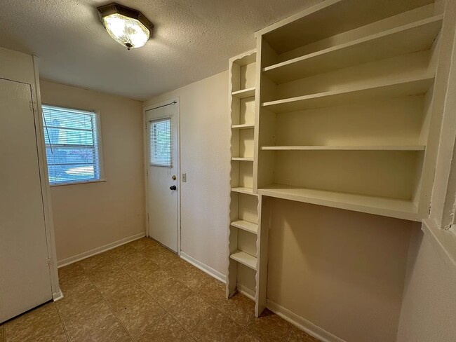 Building Photo - 521 E Charnwood St