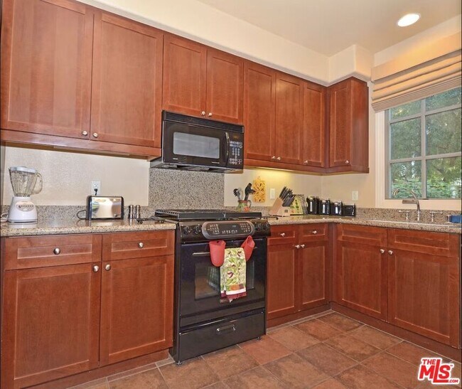 Building Photo - 77713 Tradition Dr