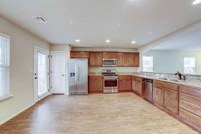 Building Photo - 3/2 Open And Bright Craftsman!