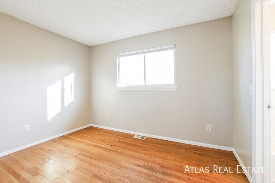 Building Photo - 730 S Oakland St