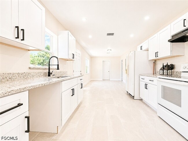 Building Photo - 4426 Poinsettia St