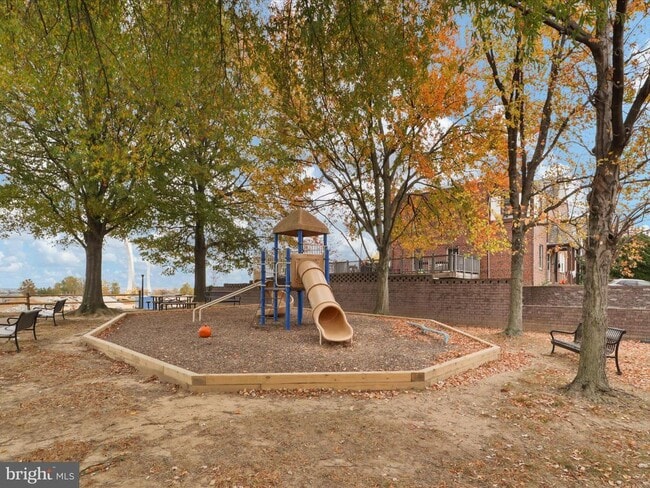 Building Photo - 808 S Oak St