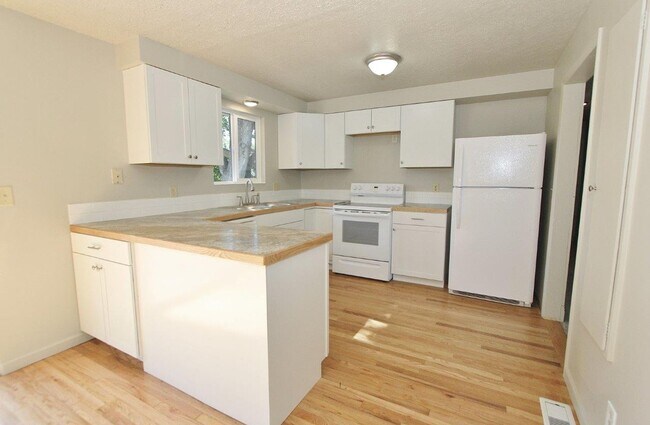 Building Photo - Spacious Home in Quiet Neighborhood