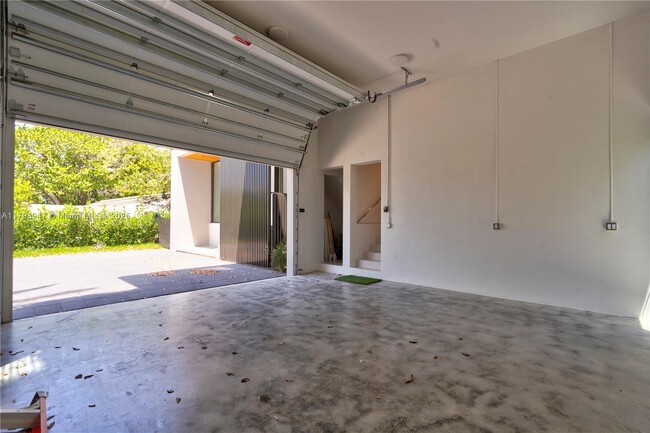 Building Photo - 735 Fernwood Rd