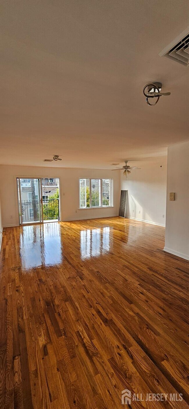 Building Photo - 655 4th St