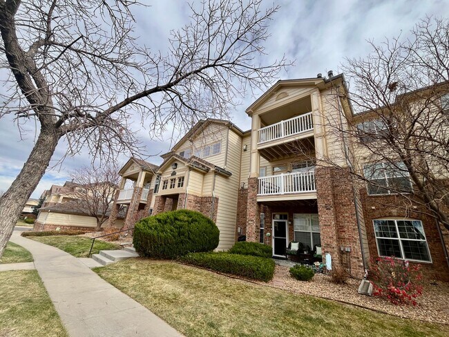 Building Photo - Very nice 2 bed 2 full bath on top floor n...