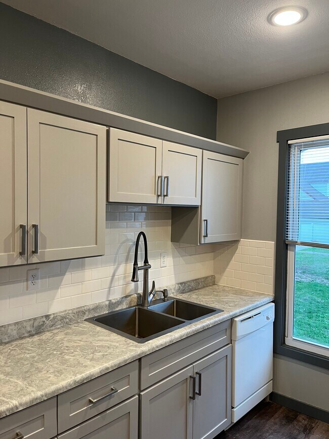 Building Photo - 532 Otter Ave