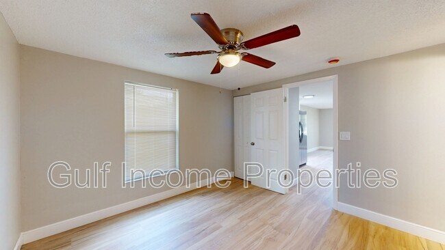 Building Photo - 2515 30th Ave Dr E