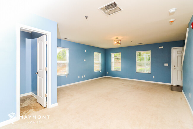 Building Photo - End-Unit 3-Bedroom Townhome