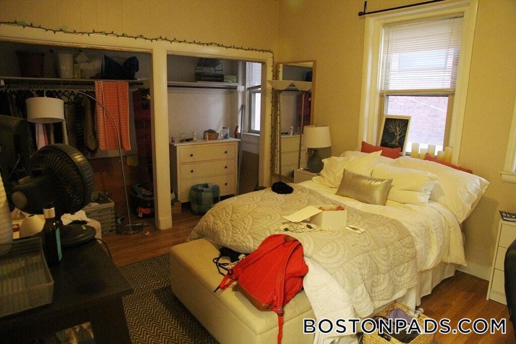 Building Photo - 879 Beacon St