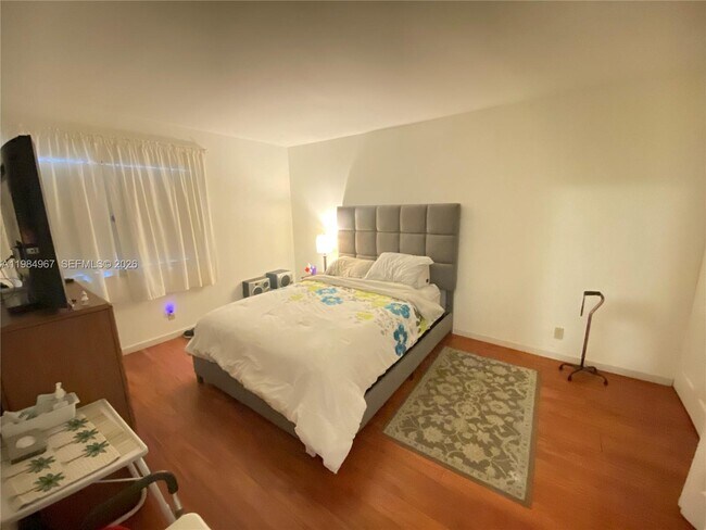 Building Photo - 240 Lakeview Dr