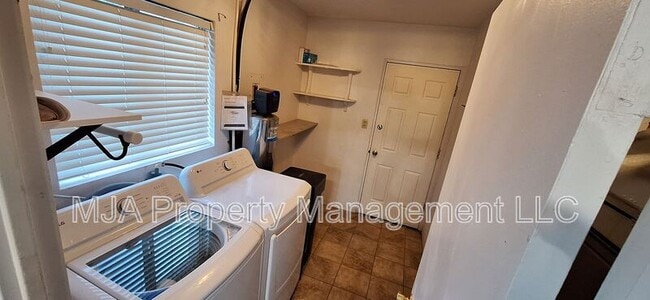 Building Photo - 460 N 1200 W