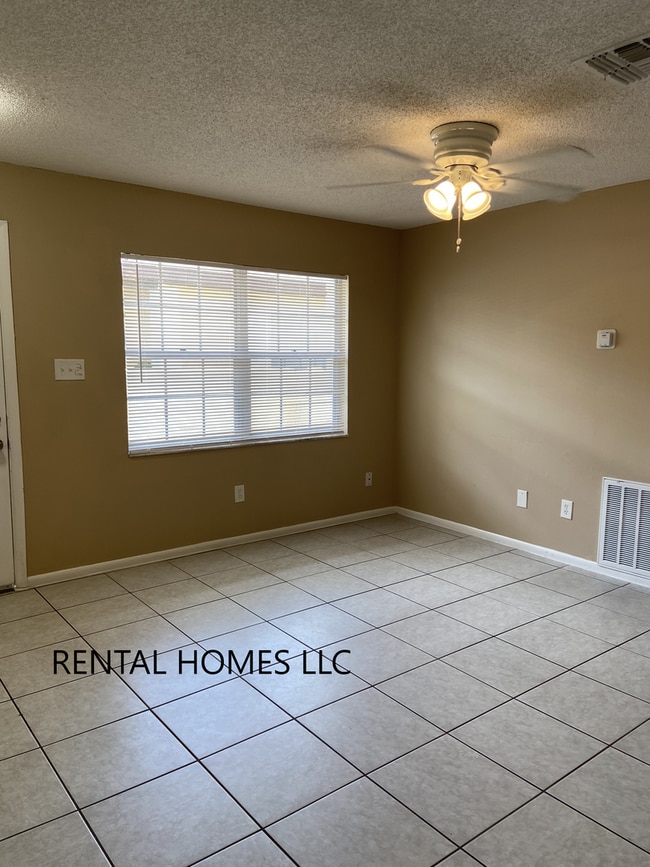 Building Photo - Patio Home, Minutes Away From UCF, Technol...