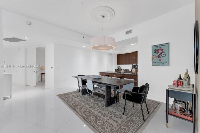 Building Photo - 15811 Collins Ave