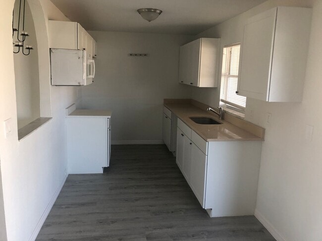 Building Photo - Tudor Dr Duplex