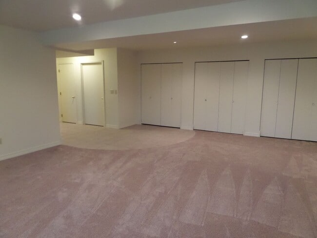 Building Photo - Fantastic HUGE Remodeled 4 Bedroom Home Wi...