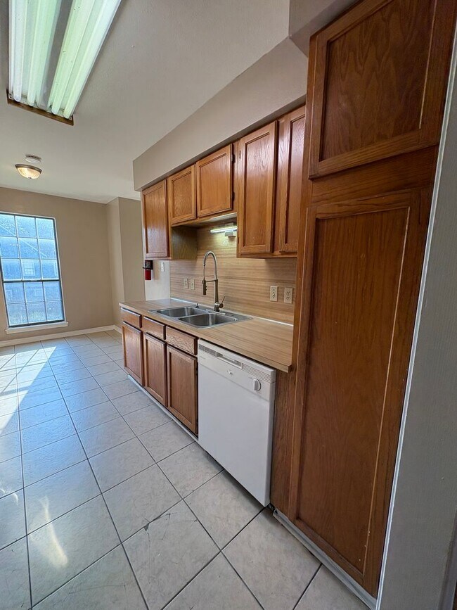 Building Photo - Huge 2 bedroom/2.5 bathroom Townhouse with Central Air & Heat & Garage!