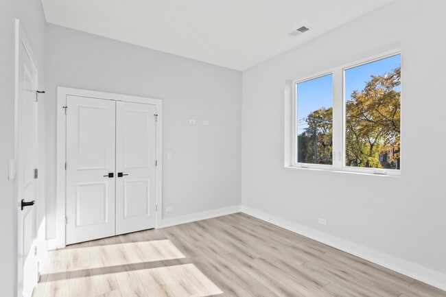 Building Photo - 6343 S Drexel Ave