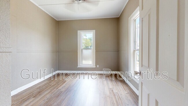 Building Photo - 1510 10th St W