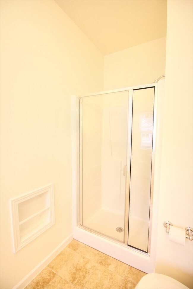 Building Photo - Gorgeous 3 Bedroom/ 2.5 Townhome with Garage!