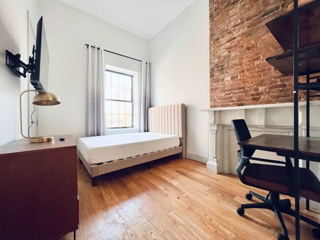 Building Photo - Furnished room/NOT APARTMENT