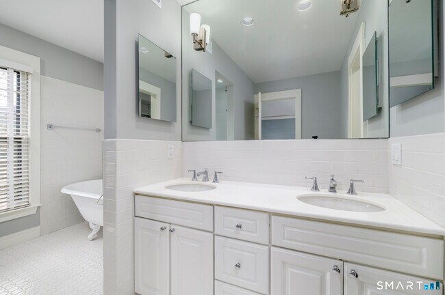 Building Photo - 47 Indian Harbor Dr