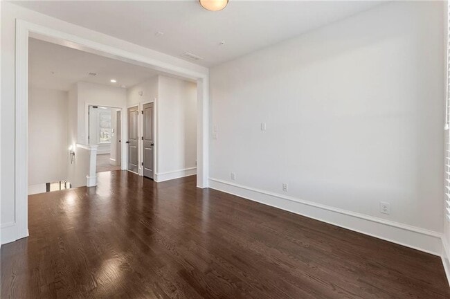 Building Photo - 871 3rd St