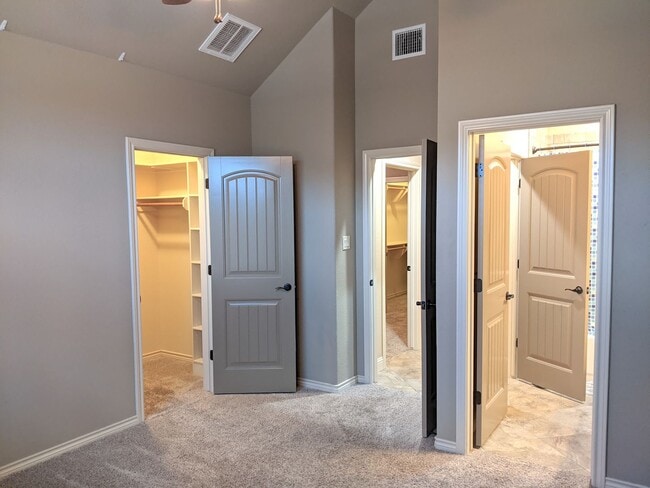 Building Photo - 3 Bed 3 Bath Townhome in Summit Crossing for Fall 2026 Move In!