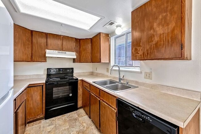 Building Photo - 3 Bed 2 Bath Townhome